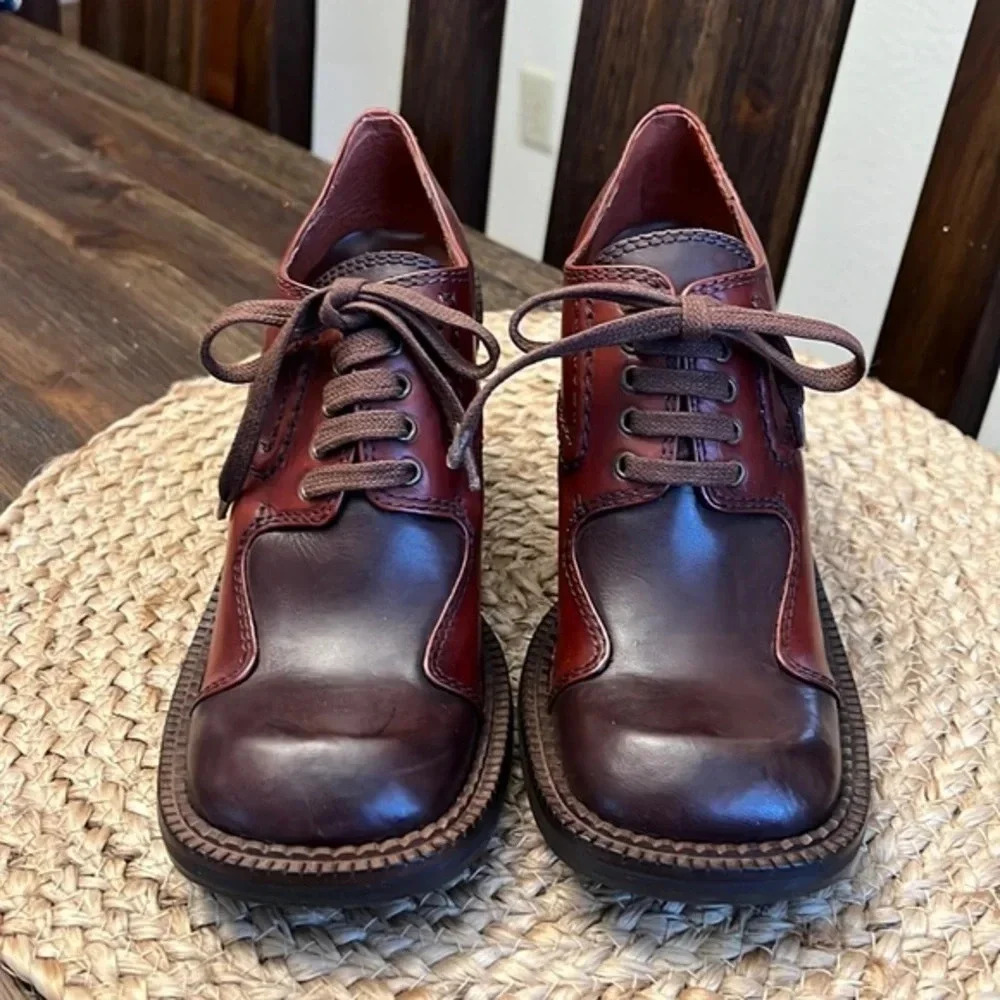 Two Lips Chunky‎ Heel Lace Up Shoe